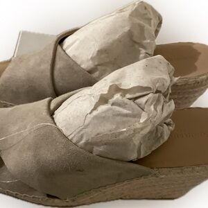 Banana Republic NWT Women's Tan Wedge Sandals Size 10 Tiny scuff mark